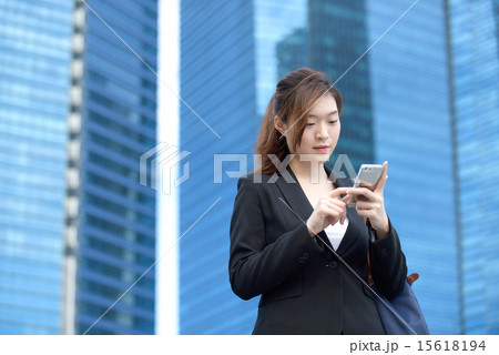 Chinese businesswoman using smartphone 15618194