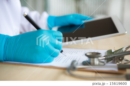 Doctor using tablet computer 15619600