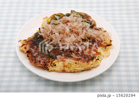 お皿にのせた お好み焼き 豚玉 テーブル お皿にのせた お好み焼き 豚玉 テーブル 15620294