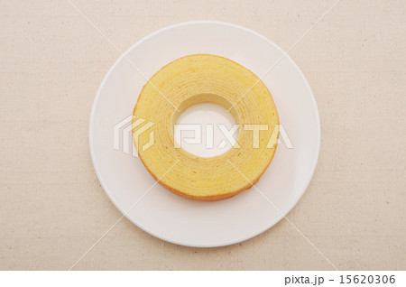 お皿にのせた バウムクーヘン ケーキ お菓子 テーブル 15620306