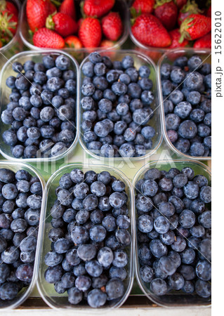 Blueberries and strawberries 15622010