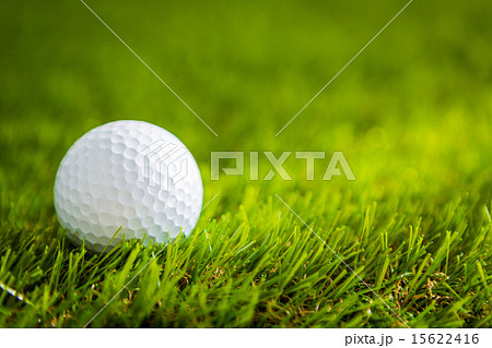 Golf ball on green grass 15622416
