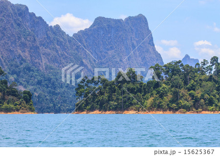 Khao sok park, mountain and lake 15625367