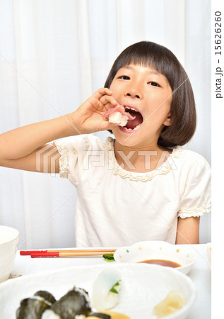 お寿司を食べる女の子の写真素材