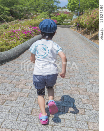 走る子供の後ろ姿の写真素材
