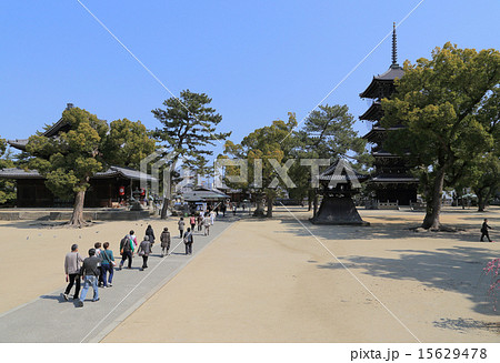 四国八十八ヶ所第75番札所「善通寺」東院(伽藍)境内(左から本堂、釈迦堂、鐘楼、五重塔) 四国八十八ヶ所第75番札所「善通寺」東院(伽藍)境内(左から本堂、釈迦堂、鐘楼、五重塔) 15629478