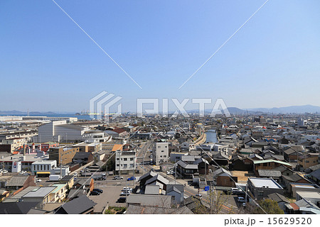 香川県多度津町、桃陵公園より多度津町中心部(JR四国多度津工場や町民会館等)から丸亀方面を見る 香川県多度津町、桃陵公園より多度津町中心部(JR四国多度津工場や町民会館等)から丸亀方面を見る 15629520