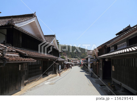 岡山県高梁市「吹屋」（重要伝統的建造物群保存地区）「郷土館（左）と旧片山家住宅（重文）」 15629541