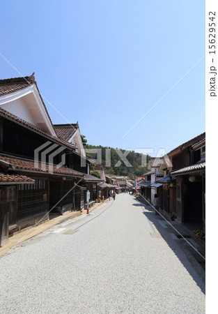 岡山県高梁市「吹屋」（重要伝統的建造物群保存地区）「郷土館（左）」 15629542