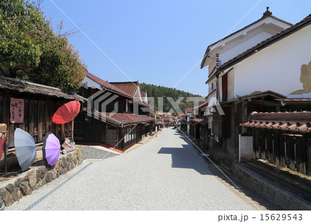 岡山県高梁市「吹屋」（重要伝統的建造物群保存地区）「郷土館（左）と旧片山家住宅（重文）」 15629543
