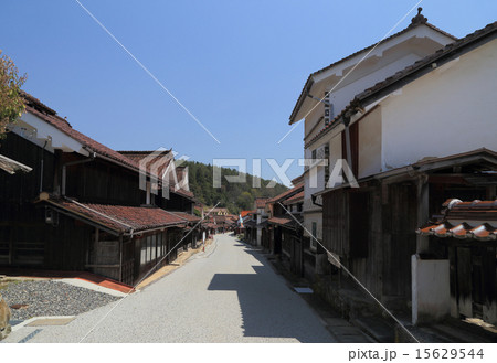 岡山県高梁市「吹屋」（重要伝統的建造物群保存地区）「郷土館（左）と旧片山家住宅（重文）」 15629544