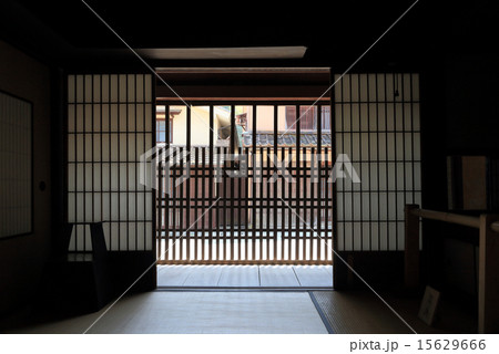 岡山県高梁市「吹屋」（重要伝統的建造物群保存地区）吹屋ふるさと村郷土館屋内より格子越しに通りを見る 15629666