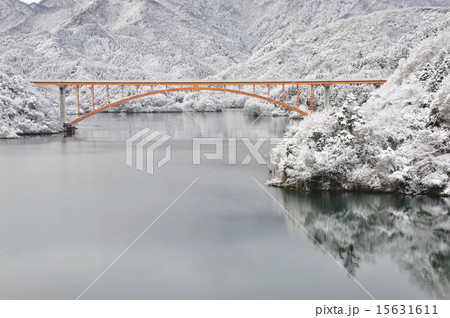 雪景色の宮ヶ瀬湖と虹の大橋 15631611