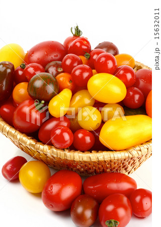 Many different organic tomatoes in the basket 15632011