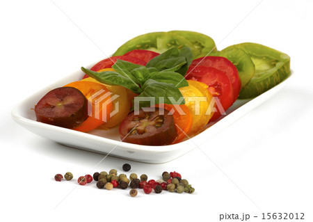 Different varieties of organic tomato slices 15632012