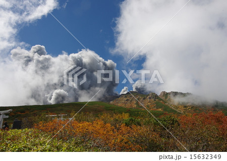 噴火直後の御嶽山頂上 15632349