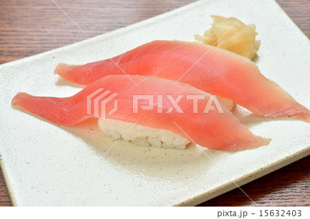 寿司（マグロ／鮪）。ご飯粒に若干レタッチ痕が残ります。 15632403