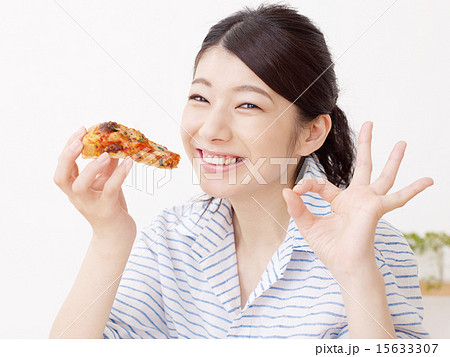 ピザを食べる女性の写真素材