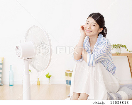扇風機を使う女性の写真素材