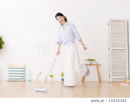 掃除する女性 15633393