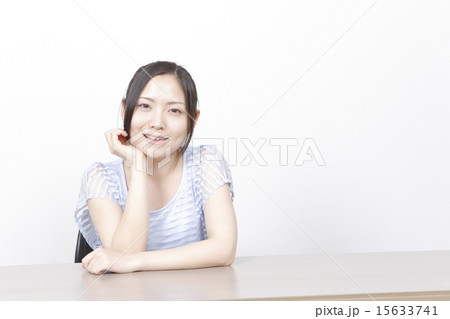 自然体の女性イメージ 15633741