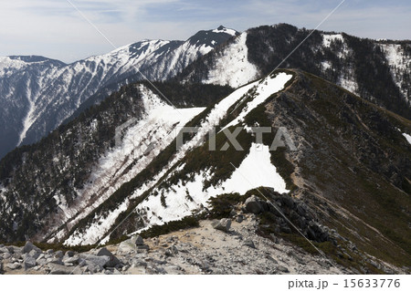 残雪の蝶ヶ岳方面 15633776