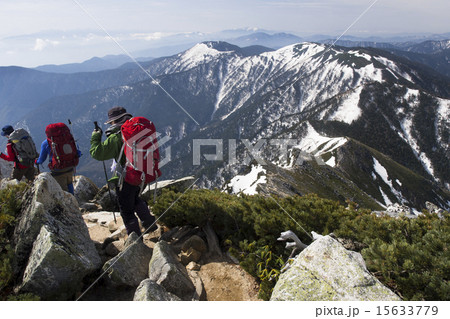蝶ヶ岳方面へ向かう人たち 15633779