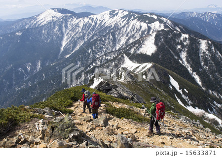 蝶ヶ岳方面へ向かう人たち３ 15633871