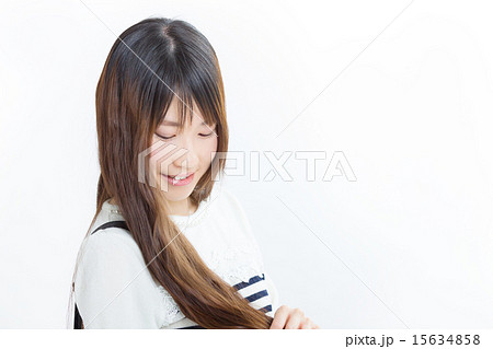 爽やかな服を着て手ぐしで髪を触る可愛い女の子の写真素材 爽やかな服を着て手ぐしで髪を触る可愛い女の子の写真素材