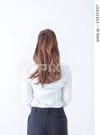 若い女性　20代　白バック　ヘアモデル 15635007