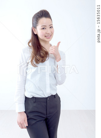 若い女性　20代　白バック　ヘアモデル　グッド　グッドサイン 15635011
