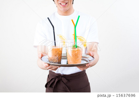 エプロン姿の若い男性 エプロン姿の若い男性 15637696