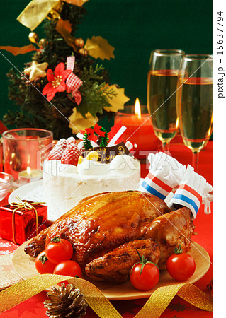 クリスマスケーキとローストチキン 15637794