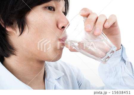 水分補給をする男性 水分補給をする男性 15638451