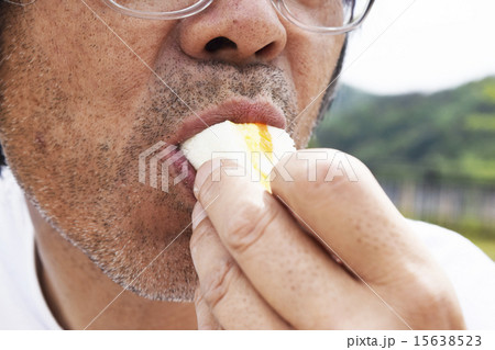 食事をする男性 15638523