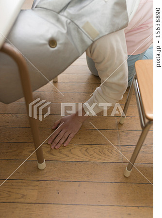 机の下に隠れる子供、防災訓練のイメージ 机の下に隠れる子供、防災訓練のイメージ 15638890