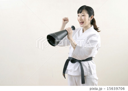 黒帯女性の応援 黒帯女性の応援 15639706