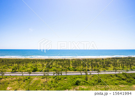高度30mからきれいな海岸沿いの道路を空撮 高度30mからきれいな海岸沿いの道路を空撮 15641994