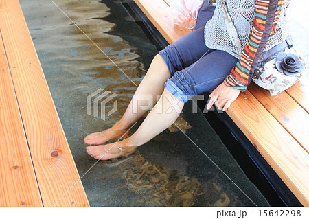 足湯温泉で癒しの時を楽しむ女性 足湯温泉で癒しの時を楽しむ女性 15642298