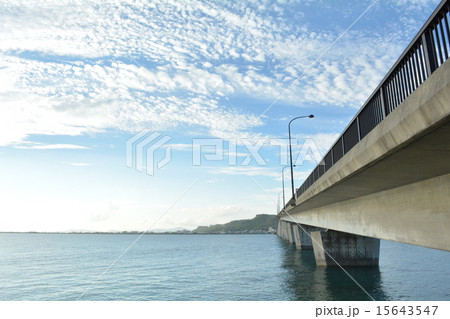 浜比嘉島から浜比嘉大橋・平安座島を臨む 15643547
