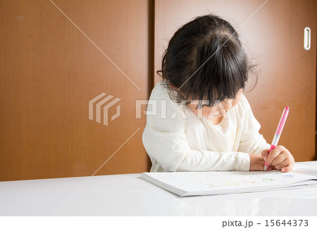 女の子　勉強 15644373
