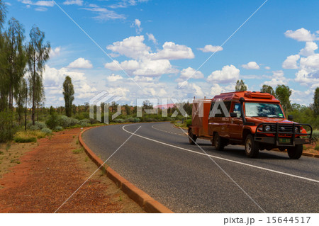 ウルルをバックに赤いトラックが通る ウルルをバックに赤いトラックが通る 15644517