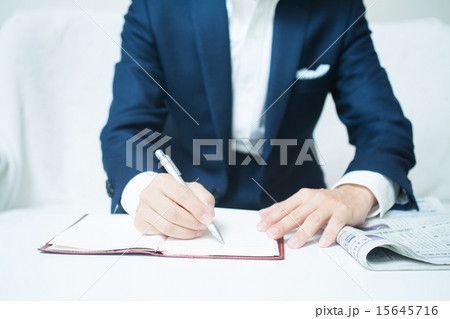 メモをとるビジネスマン 15645716