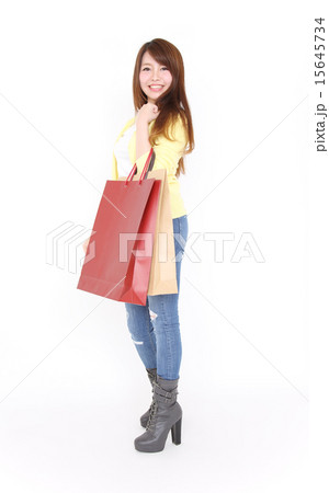 ショッピングバッグを持つ若い女性 15645734