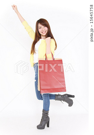 ショッピングバッグを持つ若い女性 15645758