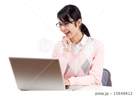 ノートパソコンと女性　笑顔 15648612