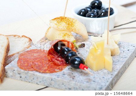 mix cold cut on a stone with fresh pears 15648664