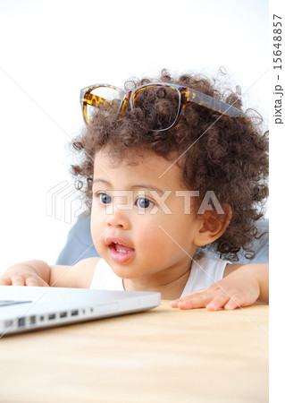 ノートパソコンと1歳児 15648857