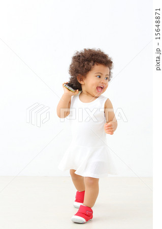 スマートフォンと女の子 15648871