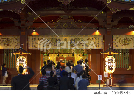 夜の神田明神、参拝客 夜の神田明神、参拝客 15649342